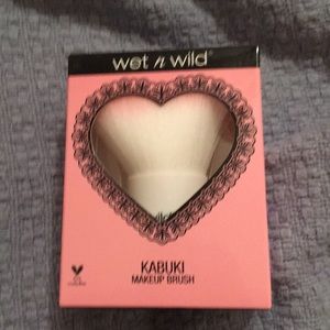 BNIB wet n wild heart kabuki brush